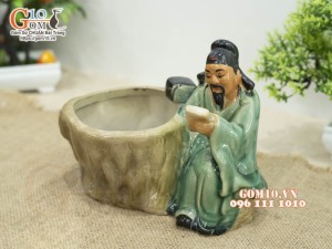 Chậu tượng trồng cây men màu dáng Ông lão đọc sách, cao 16cm