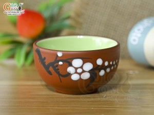 Chén gốm đỏ vẽ hoa mai, lòng xanh