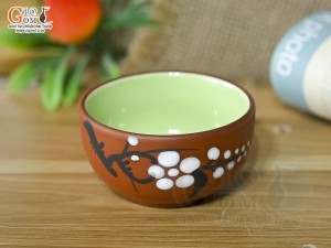 Chén gốm đỏ vẽ hoa mai, lòng xanh