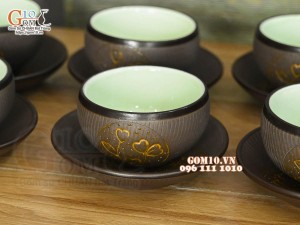 Chén gốm hồng sa khắc hoa vàng