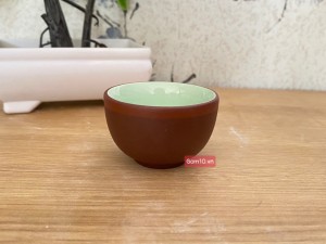 Chén gốm lòng xanh, kẻ chỉ đỏ