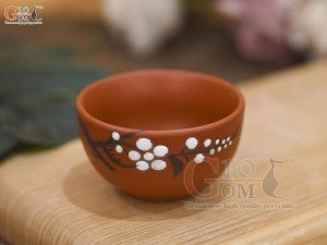 Chén gốm vẽ hoa mai