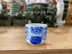 Chén kỷ dáng vuông men lam vẽ hoa sen