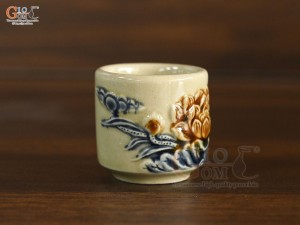 Chén kỷ đắp nổi hoa Sen men hoàng tộc