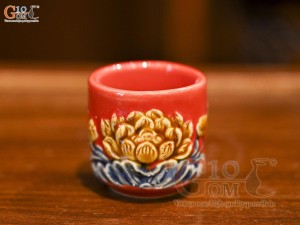 Chén kỷ thờ men màu đắp nổi Sen Cát Tường nền đỏ