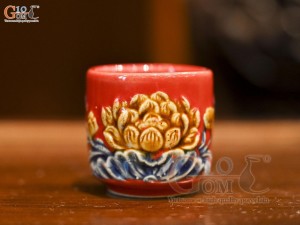 Chén kỷ thờ men màu đắp nổi Sen Cát Tường nền đỏ Chén kỷ thờ men màu đắp nổi Sen Cát Tường nền đỏ