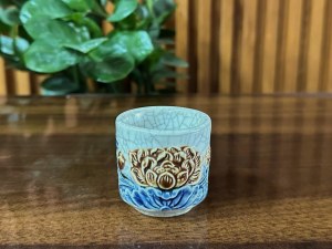 Chén kỷ men rạn đắp nổi hoa sen