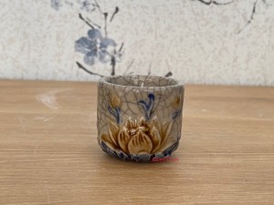 Chén kỷ men rạn đắp nổi hoa sen