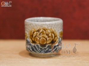 Chén kỷ men rạn đắp sen
