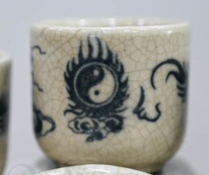 Chén kỷ men rạn hoạ tiết rồng