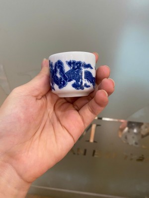 Chén kỷ men trắng hoạ tiết rồng, cao 4cm