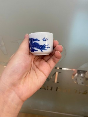 Chén kỷ men trắng hoạ tiết rồng, cao 4cm