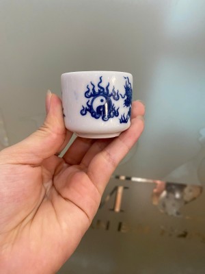 Chén kỷ men trắng hoạ tiết rồng, cao 4cm