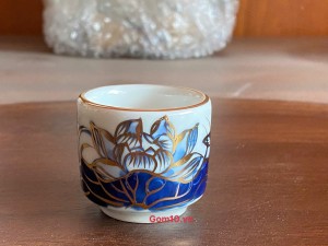 Chén kỷ sen dáng vuông men lam vẽ vàng kim
