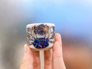 Chén kỷ thờ hoa sen vẽ vàng 24k