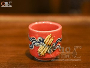 Chén kỷ thờ men màu đắp nổi cuốn thư nền đỏ