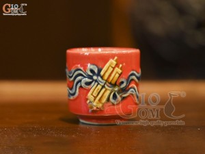 Chén kỷ thờ men màu đắp nổi cuốn thư nền đỏ Chén kỷ thờ men màu đắp nổi cuốn thư nền đỏ