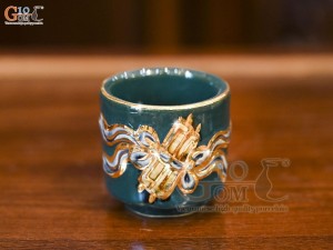 Chén kỷ thờ men màu đắp nổi cuồn thư nền xanh lục bảo, vẽ vàng 24k