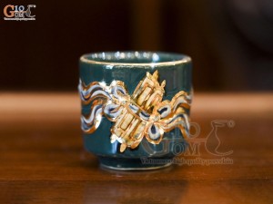 Chén kỷ thờ men màu đắp nổi cuồn thư nền xanh lục bảo, vẽ vàng 24k
