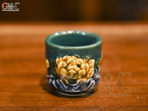 Chén kỷ thờ men màu đắp nổi Sen Cát Tường nền xanh lục bảo
