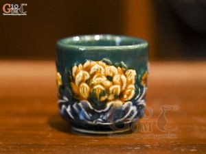 Chén kỷ thờ men màu đắp nổi Sen Cát Tường nền xanh lục bảo