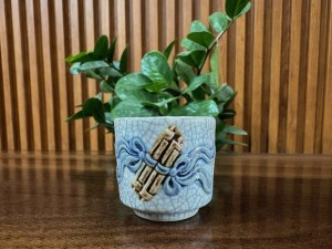 Chén kỷ thờ men rạn đắp nổi cuốn thư