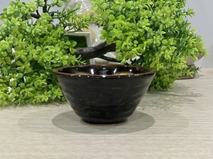 Chén men hỏa biến đen khắc nổi cá chép, chén lòng hoa