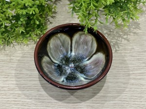 Chén men hỏa biến đen khắc nổi cá chép, chén lòng hoa