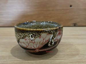 Chén men hoả biến gấm vàng khắc sen