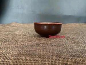 Chén men nâu chỉ đỏ cảnh Vinh Quy Bái Tổ, đường kính 5.5cm