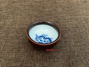 Chén men nâu chỉ đỏ cảnh Vinh Quy Bái Tổ, đường kính 5.5cm