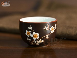 Chén men nâu chỉ đỏ khắc hoa mai trắng