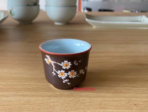 Chén men nâu miệng loe chỉ đỏ khắc hoa mai