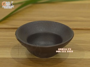 Chén miệng loe gốm đen, đường kính 7cm