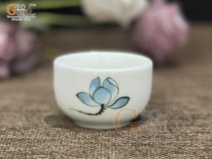 Chén rượu men kem vẽ hoa sen xanh