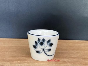 Chén rượu men kem vẽ Sen Đen