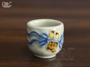 Chén thờ men hoàng tộc đắp nổi cuốn thư