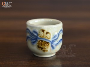 Chén thờ men hoàng tộc đắp nổi cuốn thư