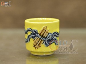 Chén thờ men màu đắp nổi cuốn thư nền vàng