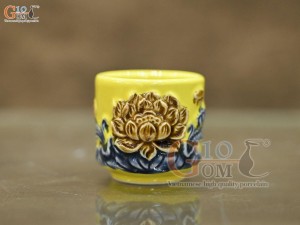 Chén thờ men màu đắp nổi Sen Cát Tường nền vàng