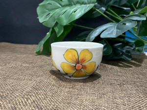 Chén trà vẽ hoa mai vàng, đường kính 6cm