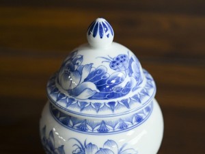 Chóe thờ men lam cổ vẽ hoa Sen Tài Lộc, cao 18cm