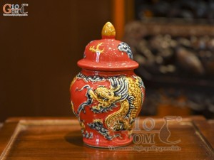 Chóe thờ men màu đắp nổi Rồng Như Ý nền đỏ, cao 14cm