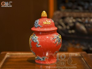 Chóe thờ men màu đắp nổi Rồng Như Ý nền đỏ, cao 14cm