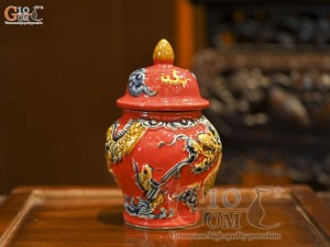Chóe thờ men màu đắp nổi Rồng Như Ý nền đỏ, cao 14cm