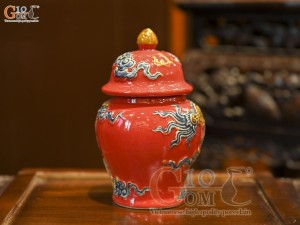 Chóe thờ men màu đắp nổi Rồng Như Ý nền đỏ, cao 16cm