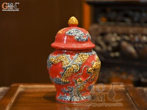 Chóe thờ men màu đắp nổi Rồng Như Ý nền đỏ, cao 16cm