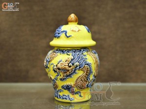 Chóe thờ men màu đắp nổi Rồng Như Ý nền vàng, cao 14cm