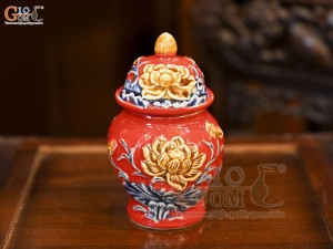 Chóe thờ men màu đắp nổi Sen Cát Tường nền đỏ, cao 18cm