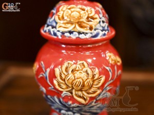 Chóe thờ men màu đắp nổi Sen Cát Tường nền đỏ, cao 18cm